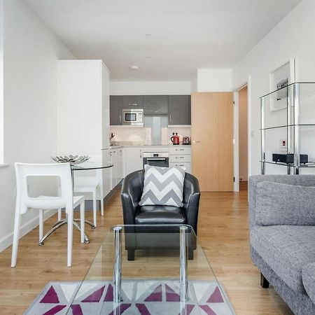 Roomspace Serviced Apartments - Swan House Leatherhead Exteriör bild