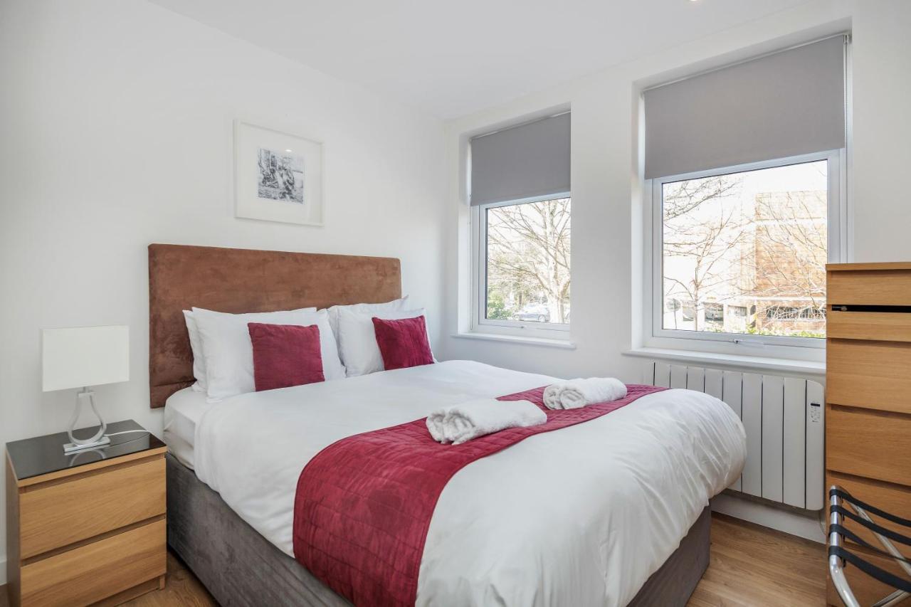 Roomspace Serviced Apartments - Swan House Leatherhead Exteriör bild
