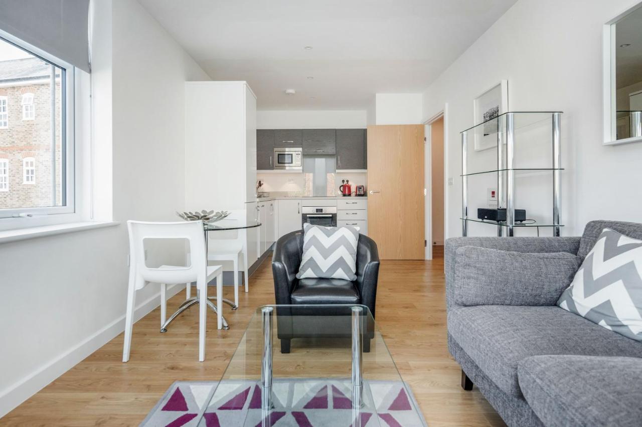 Roomspace Serviced Apartments - Swan House Leatherhead Exteriör bild